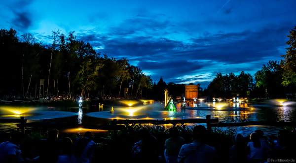 Romantische Wassershow Les Orgues de Feu (Die Feuerorgel) im Freizeitpark Puy du Fou in Frankreich
