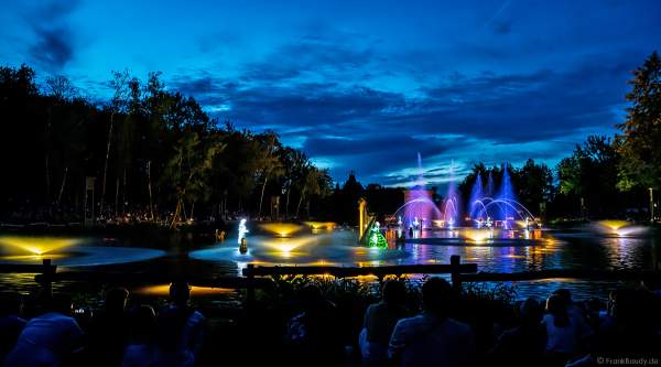Romantische Wassershow Les Orgues de Feu (Die Feuerorgel) im Freizeitpark Puy du Fou in Frankreich
