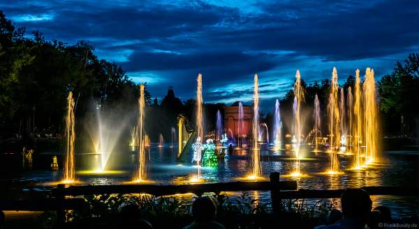 Romantische Wassershow Les Orgues de Feu (Die Feuerorgel) im Freizeitpark Puy du Fou in Frankreich