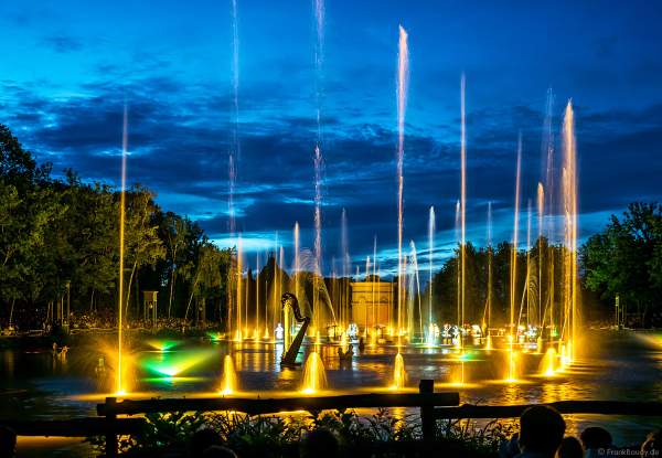 Romantische Wassershow Les Orgues de Feu (Die Feuerorgel) im Freizeitpark Puy du Fou in Frankreich