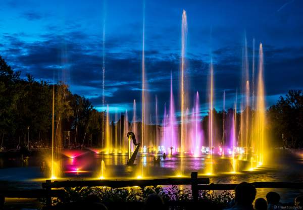 Romantische Wassershow Les Orgues de Feu (Die Feuerorgel) im Freizeitpark Puy du Fou in Frankreich