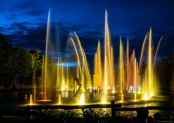 Romantische Wassershow Les Orgues de Feu (Die Feuerorgel) im Freizeitpark Puy du Fou in Frankreich