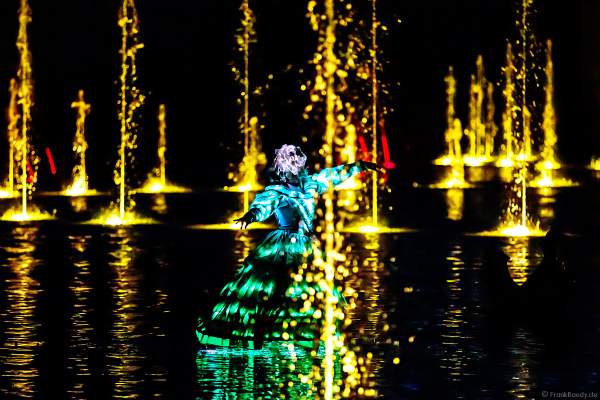 Romantische Wassershow Les Orgues de Feu (Die Feuerorgel) mit Darstellen in wunderschönen Leuchtkostümen im Freizeitpark Puy du Fou in Frankreich