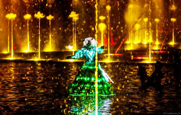 Romantische Wassershow Les Orgues de Feu (Die Feuerorgel) mit Darstellen in wunderschönen Leuchtkostümen im Freizeitpark Puy du Fou in Frankreich