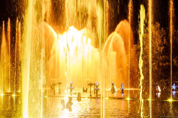 Romantische Wassershow Les Orgues de Feu (Die Feuerorgel) im Freizeitpark Puy du Fou in Frankreich