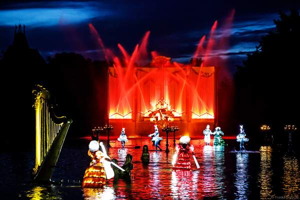 Romantische Wassershow Les Orgues de Feu (Die Feuerorgel) im Freizeitpark Puy du Fou in Frankreich