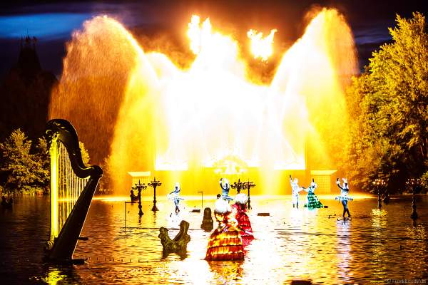 Romantische Wassershow Les Orgues de Feu (Die Feuerorgel) im Freizeitpark Puy du Fou in Frankreich