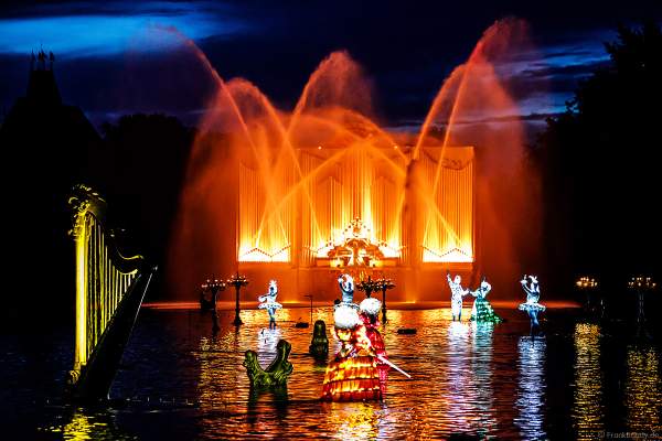 Romantische Wassershow Les Orgues de Feu (Die Feuerorgel) im Freizeitpark Puy du Fou in Frankreich