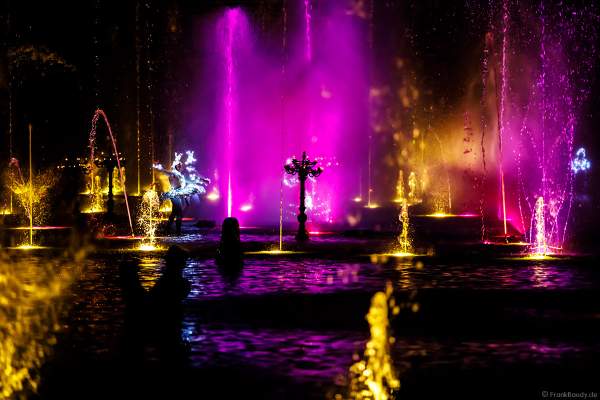 Romantische Wassershow Les Orgues de Feu (Die Feuerorgel) im Freizeitpark Puy du Fou in Frankreich