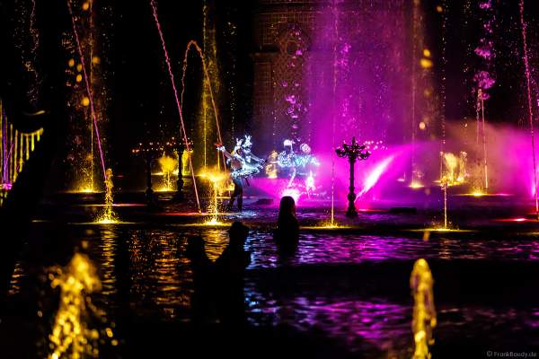 Romantische Wassershow Les Orgues de Feu (Die Feuerorgel) im Freizeitpark Puy du Fou in Frankreich