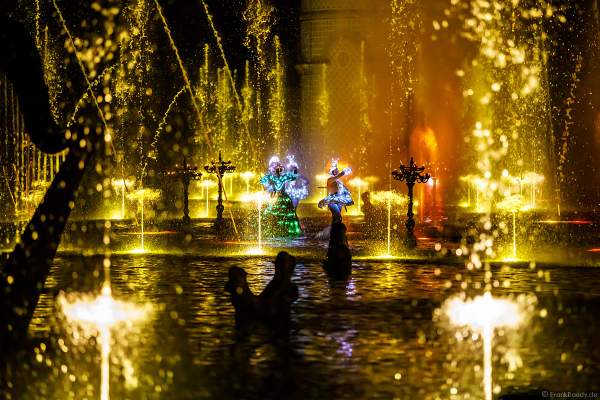 Romantische Wassershow Les Orgues de Feu (Die Feuerorgel) im Freizeitpark Puy du Fou in Frankreich