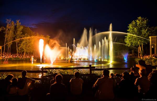 Romantische Wassershow Les Orgues de Feu (Die Feuerorgel) im Freizeitpark Puy du Fou in Frankreich