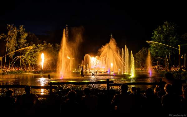 Romantische Wassershow Les Orgues de Feu (Die Feuerorgel) im Freizeitpark Puy du Fou in Frankreich