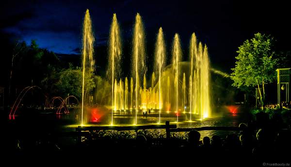 Romantische Wassershow Les Orgues de Feu (Die Feuerorgel) im Freizeitpark Puy du Fou in Frankreich