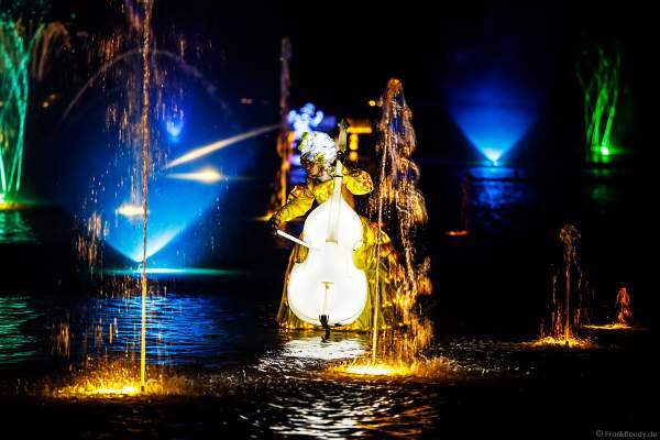 Romantische Wassershow Les Orgues de Feu (Die Feuerorgel) mit Darstellen in wunderschönen Leuchtkostümen im Freizeitpark Puy du Fou in Frankreich