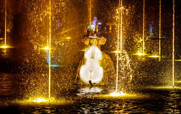 Romantische Wassershow Les Orgues de Feu (Die Feuerorgel) mit Darstellen in wunderschönen Leuchtkostümen im Freizeitpark Puy du Fou in Frankreich