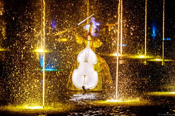 Romantische Wassershow Les Orgues de Feu (Die Feuerorgel) mit Darstellen in wunderschönen Leuchtkostümen im Freizeitpark Puy du Fou in Frankreich