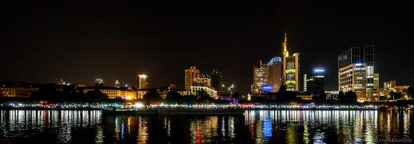 Lichtermeer mit Handylichtern vorm Feuerwerk beim Museumsuferfest auf dem Main vor der Frankfurter Skyline 2019