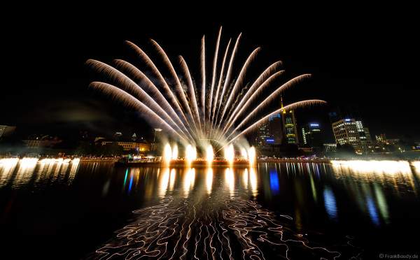 Feuerwerk beim Museumsuferfest auf dem Main vor der Frankfurter Skyline 2019