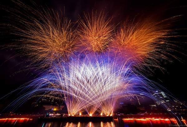 Feuerwerk beim Museumsuferfest auf dem Main vor der Frankfurter Skyline 2019