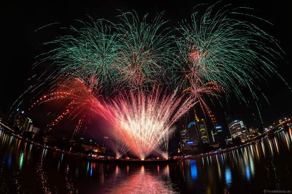 Feuerwerk beim Museumsuferfest auf dem Main vor der Frankfurter Skyline 2019