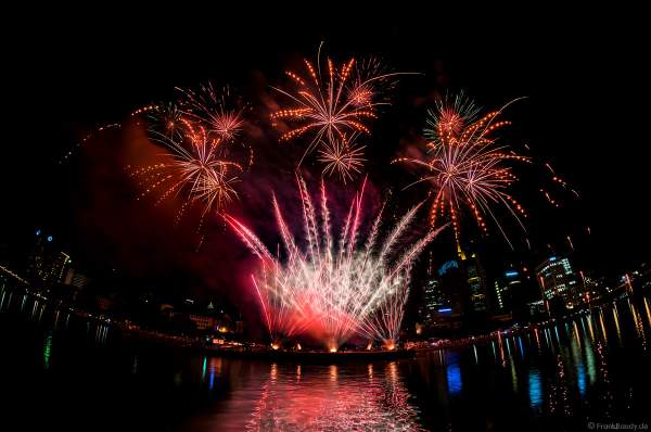 Feuerwerk beim Museumsuferfest auf dem Main vor der Frankfurter Skyline 2019