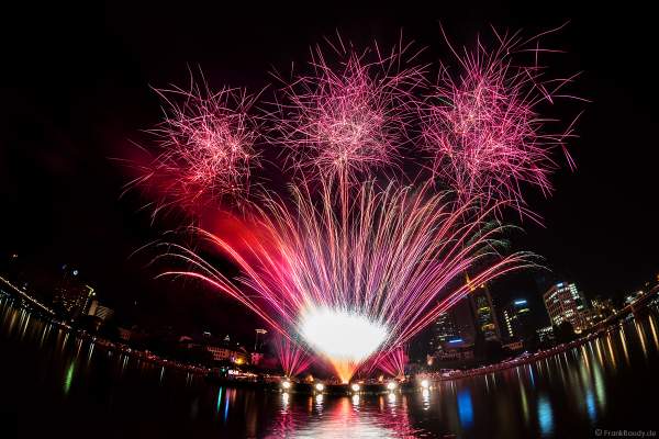Feuerwerk beim Museumsuferfest auf dem Main vor der Frankfurter Skyline 2019