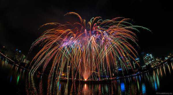 Feuerwerk beim Museumsuferfest auf dem Main vor der Frankfurter Skyline 2019