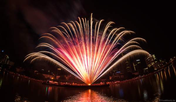 Feuerwerk beim Museumsuferfest auf dem Main vor der Frankfurter Skyline 2019