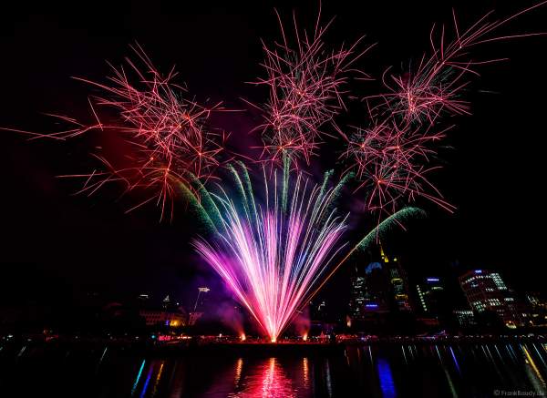 Feuerwerk beim Museumsuferfest auf dem Main vor der Frankfurter Skyline 2019
