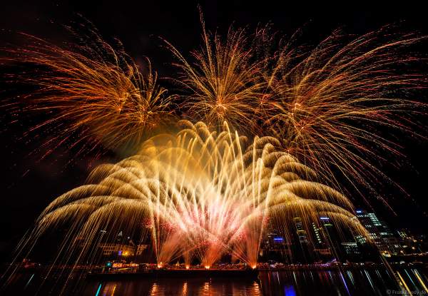 Feuerwerk beim Museumsuferfest auf dem Main vor der Frankfurter Skyline 2019