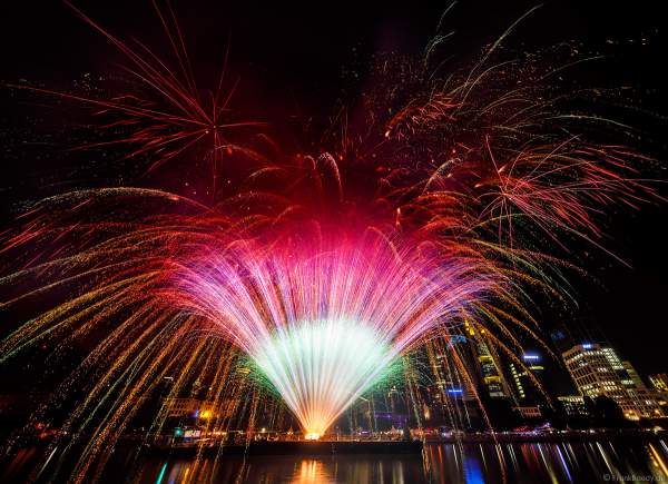 Feuerwerk beim Museumsuferfest auf dem Main vor der Frankfurter Skyline 2019