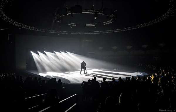 Leon Fuller mit Svetlana Khodakivska bei der Eisshow THE TRAUMATICA SHOW bei den Horror Nights 2019 im Europa-Park