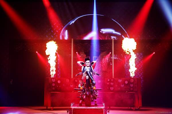 Handstand-Equilibristik auf einem Motorrad bei der Eisshow THE TRAUMATICA SHOW bei den Horror Nights 2019 im Europa-Park