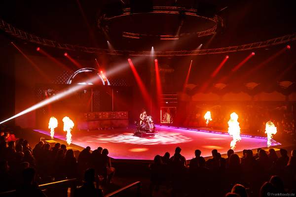 Handstand-Equilibristik auf einem Motorrad bei der Eisshow THE TRAUMATICA SHOW bei den Horror Nights 2019 im Europa-Park