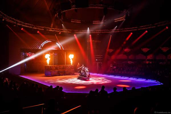 Handstand-Equilibristik auf einem Motorrad bei der Eisshow THE TRAUMATICA SHOW bei den Horror Nights 2019 im Europa-Park