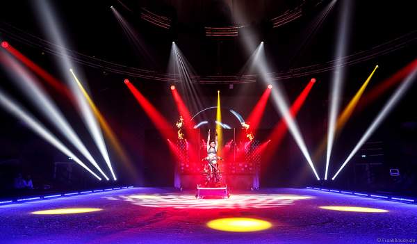 Handstand-Equilibristik auf einem Motorrad bei der Eisshow THE TRAUMATICA SHOW bei den Horror Nights 2019 im Europa-Park