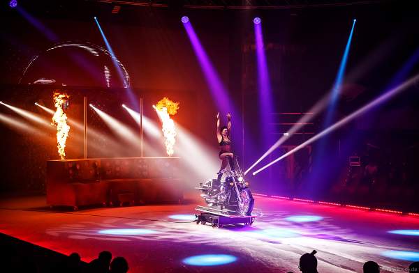Handstand-Equilibristik auf einem Motorrad bei der Eisshow THE TRAUMATICA SHOW bei den Horror Nights 2019 im Europa-Park