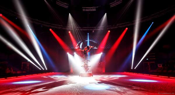 Handstand-Equilibristik auf einem Motorrad bei der Eisshow THE TRAUMATICA SHOW bei den Horror Nights 2019 im Europa-Park