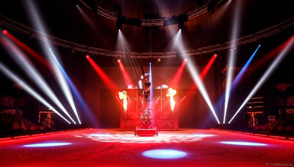 Handstand-Equilibristik auf einem Motorrad bei der Eisshow THE TRAUMATICA SHOW bei den Horror Nights 2019 im Europa-Park