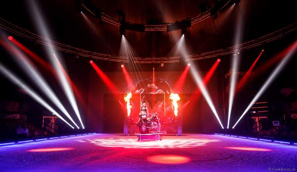 Handstand-Equilibristik auf einem Motorrad bei der Eisshow THE TRAUMATICA SHOW bei den Horror Nights 2019 im Europa-Park