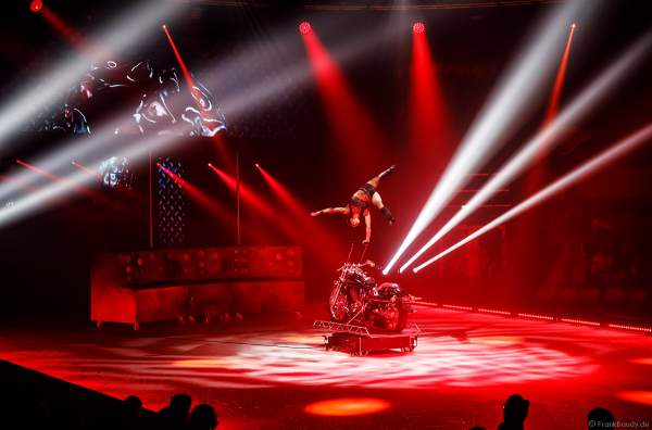 Handstand-Equilibristik auf einem Motorrad bei der Eisshow THE TRAUMATICA SHOW bei den Horror Nights 2019 im Europa-Park