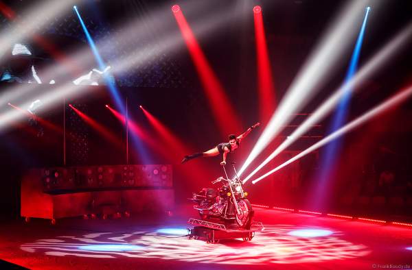 Handstand-Equilibristik auf einem Motorrad bei der Eisshow THE TRAUMATICA SHOW bei den Horror Nights 2019 im Europa-Park