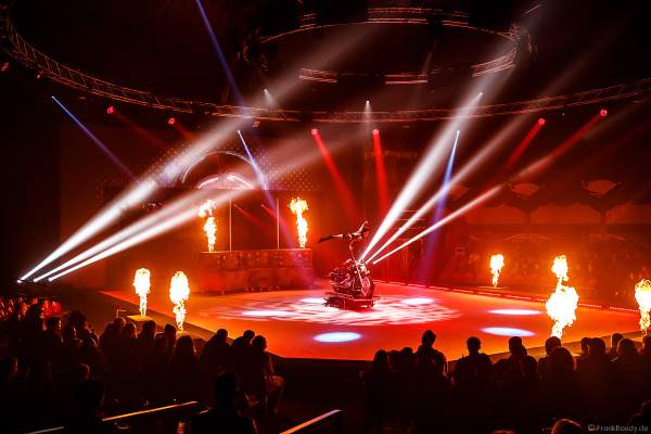 Handstand-Equilibristik auf einem Motorrad bei der Eisshow THE TRAUMATICA SHOW bei den Horror Nights 2019 im Europa-Park