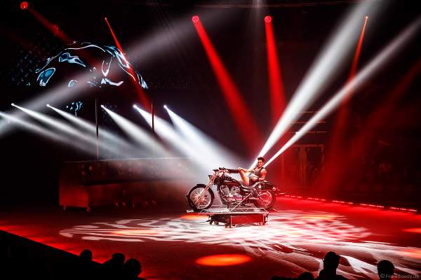 Handstand-Equilibristik auf einem Motorrad bei der Eisshow THE TRAUMATICA SHOW bei den Horror Nights 2019 im Europa-Park