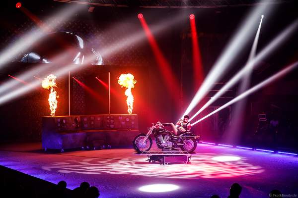 Handstand-Equilibristik auf einem Motorrad bei der Eisshow THE TRAUMATICA SHOW bei den Horror Nights 2019 im Europa-Park