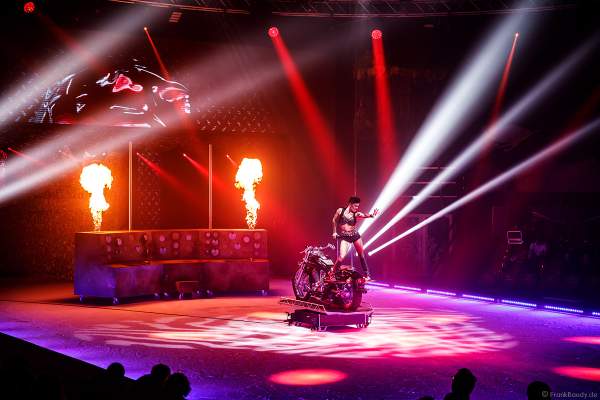 Handstand-Equilibristik auf einem Motorrad bei der Eisshow THE TRAUMATICA SHOW bei den Horror Nights 2019 im Europa-Park