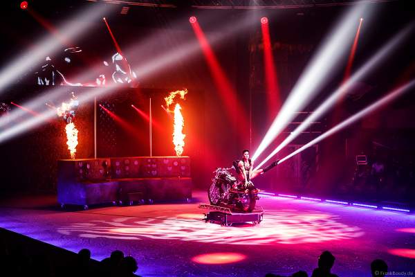 Handstand-Equilibristik auf einem Motorrad bei der Eisshow THE TRAUMATICA SHOW bei den Horror Nights 2019 im Europa-Park