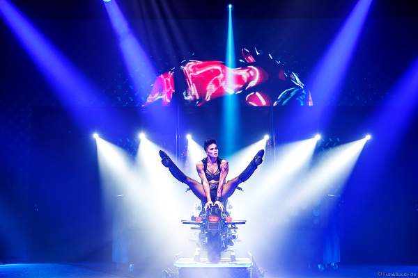 Handstand-Equilibristik auf einem Motorrad bei der Eisshow THE TRAUMATICA SHOW bei den Horror Nights 2019 im Europa-Park