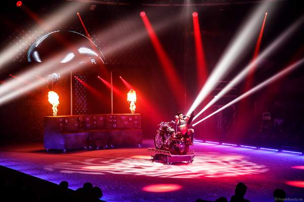 Handstand-Equilibristik auf einem Motorrad bei der Eisshow THE TRAUMATICA SHOW bei den Horror Nights 2019 im Europa-Park